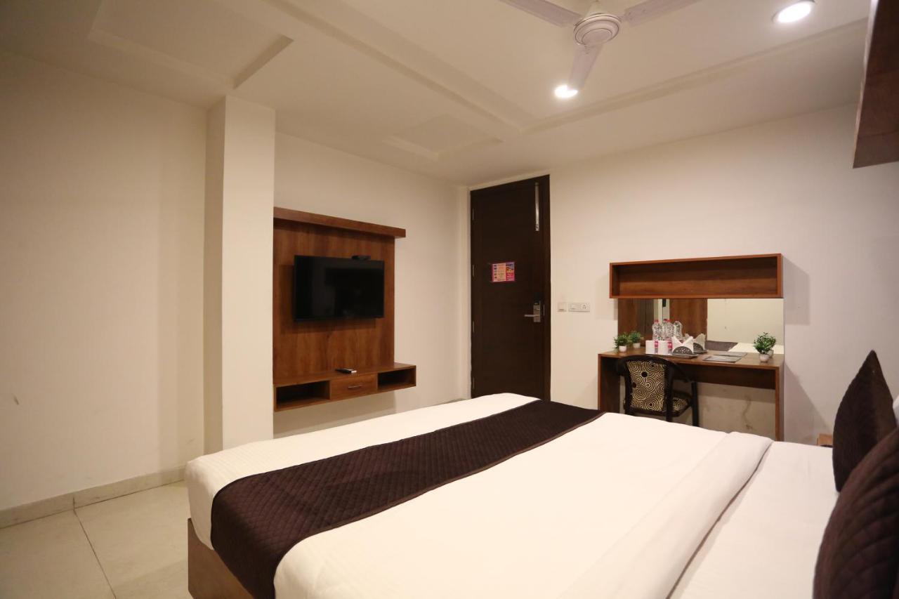 Hotel Sm Suits Near Delhi Airport-Unit By Grand Urban Luxury Yeni Delhi Dış mekan fotoğraf